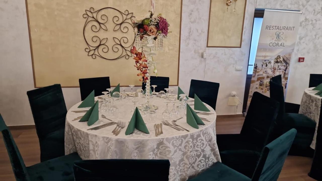 Hotel Coral Valea Lupului  Eksteriør billede